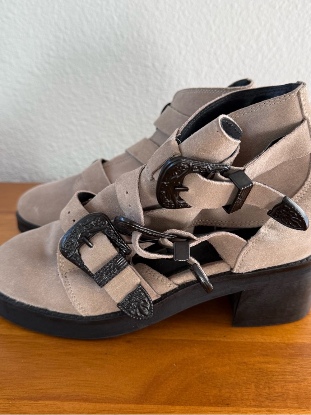 NWT Topshop Suede Marco Ankleboots Taupe Cutout Buckle Heels - Women 8.5